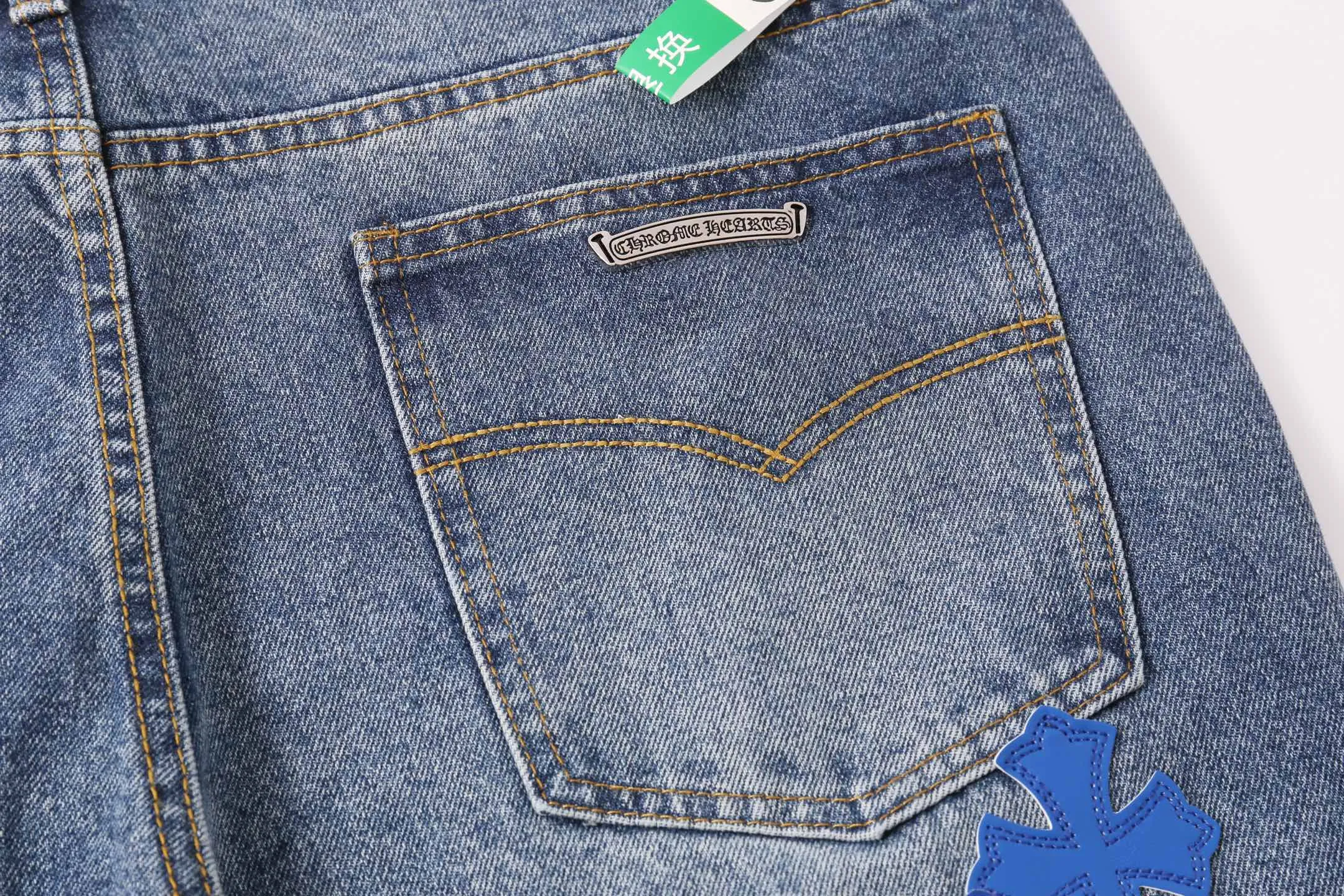 P260 Style No.: H885 Crow Heart & 𝐂𝐡𝐫𝐨𝐦𝐞 𝐇𝐞𝐚𝐫𝐭 ss25 new graffiti letters blue and white cross leather couple style loose washed micro-flared jeans. Styles with different washed textures are very friendly to people with thin legs. The micro-flared version perfectly modifies the leg shape. The timeless and moderate length makes it easy to match and match. It is the basis for various styles and is a must-have in your wardrobe! The fabric is stiff but also makes the upper body soft without losing texture. The washing process is even more perfect. It is a must-have item for everyone! ! ! Washed wheat, hang tag, pants label, three labels complete Color: blue Size: 28-30-32-34-36
